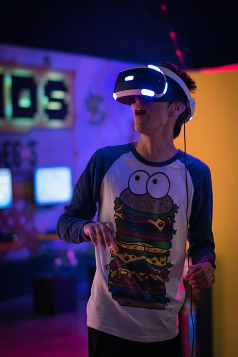 Mann mit VR-Headset