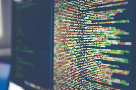 Monitor mit Quellcode-Anzeige