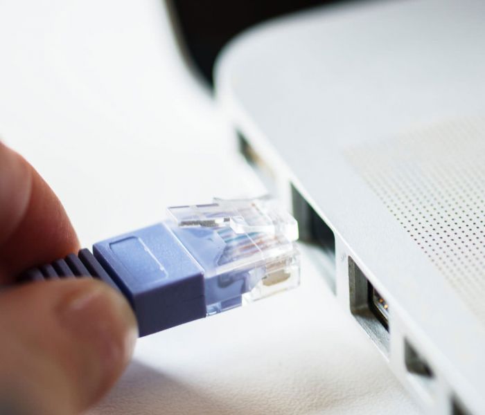 Netzwerkstecker - Anschluss an Laptop