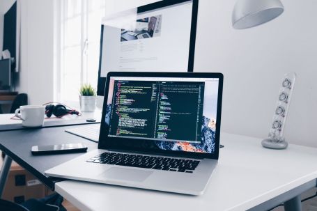 Laptop mit Quellcode-Anzeige