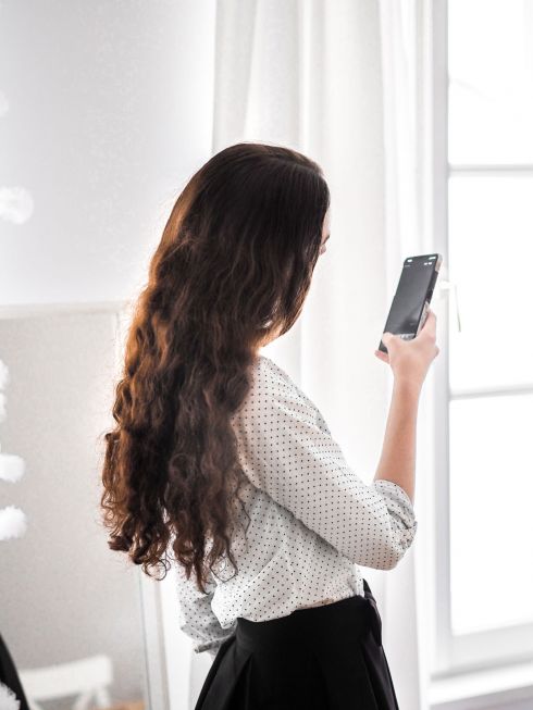 Frau mit Handy
